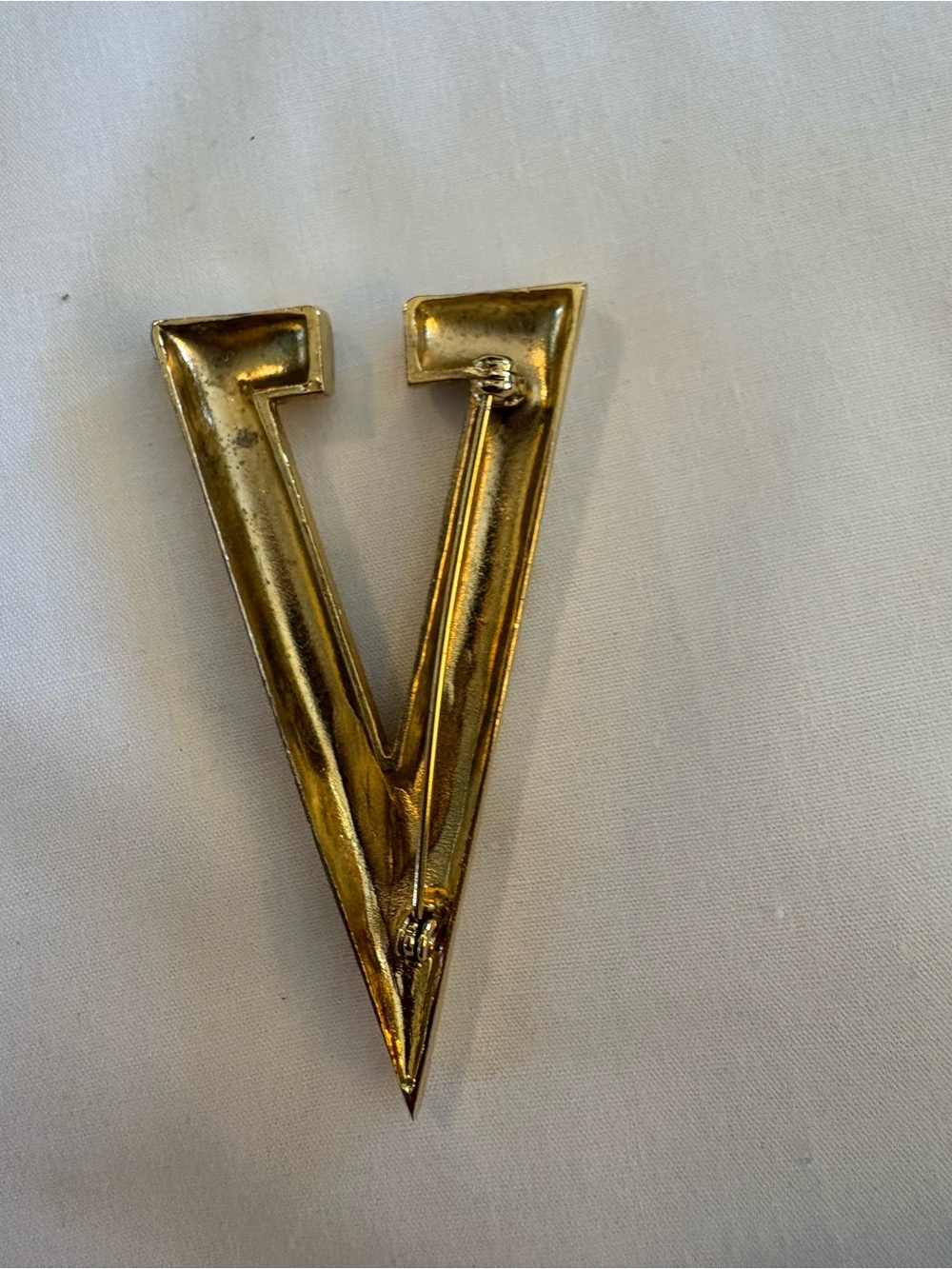 Source Unknown Gold V Letter Brooch Pin